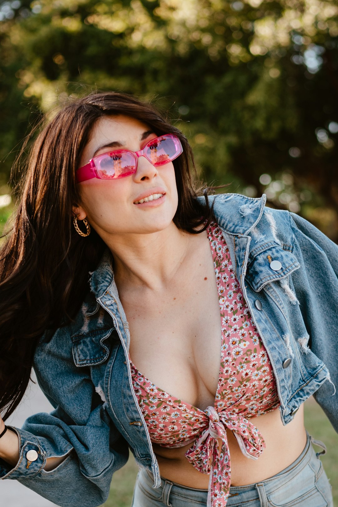 woman-in-denim-jacket-and-floral-top-wearing-pink-sunglasses-ajbewnztpzg