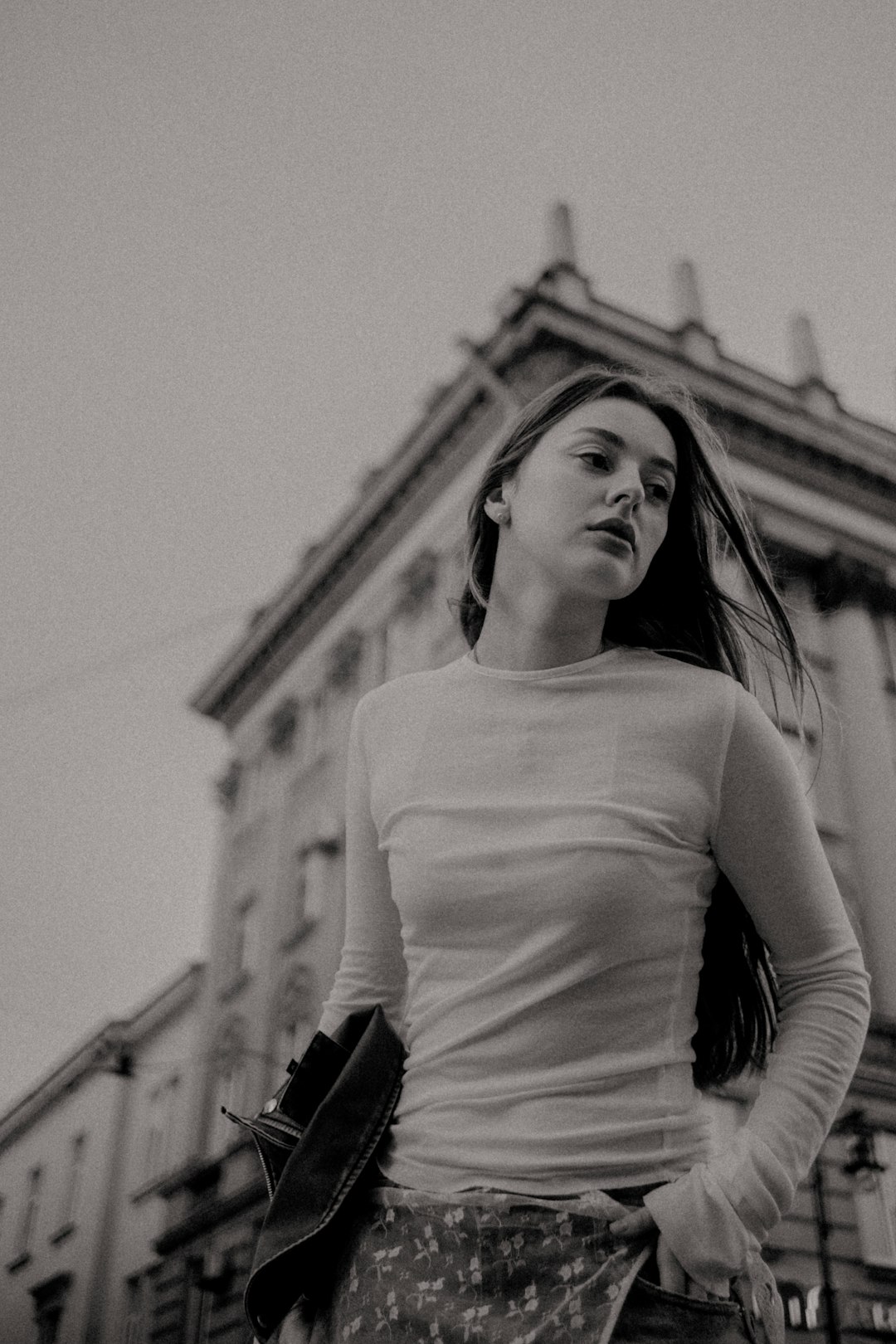 young-woman-walking-in-a-city-street-5-h3eezwr7o